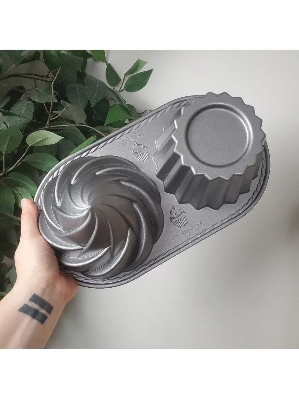Nordic Ware 3D Cupcake Cake Pan Large Oversized 6 Cups